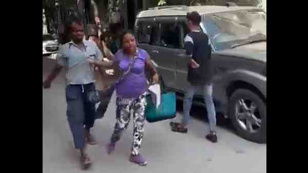 बीजेपी महिला मोर्चा की सदस्य बताई जा रही है महिला