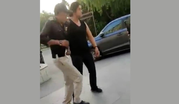 गार्ड्स को किए अश्लील इशारे, जमकर दी गालियां