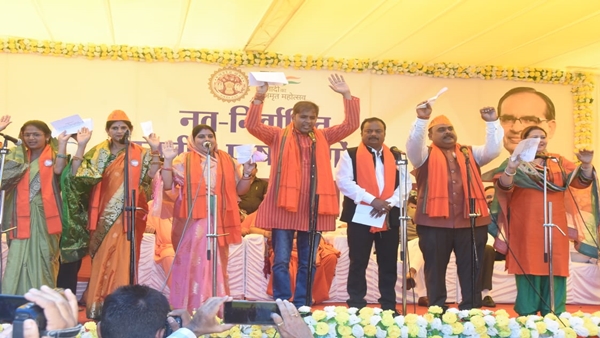 9 पार्षदों ने ली संस्कृत में शपथ 9 पार्षदों ने ली संस्कृत में शपथ