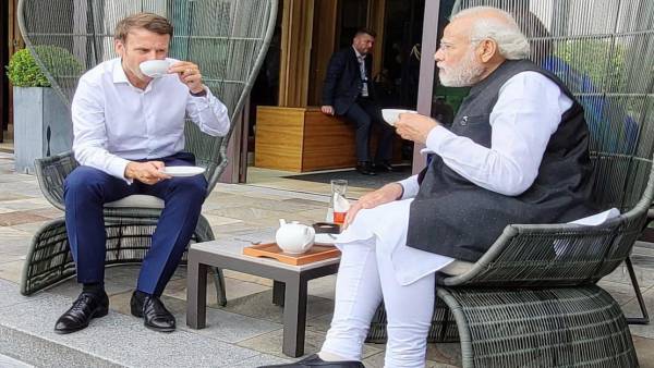 पीएम मोदी और फ्रांस का राष्ट्रपति के बीच टेलीफोन से वार्ता