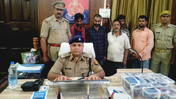 रबर के बनाए हुए आधा दर्जन अंगूठे हुए थे बरामद