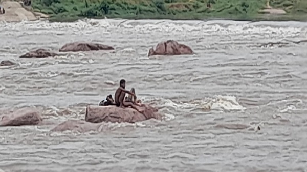 नदी में मछली पकड़ने गए दो युवक बाढ़ में फसें, चट्टान से बची जान नदी में मछली पकड़ने गए दो युवक बाढ़ में फसें, चट्टान से बची जान