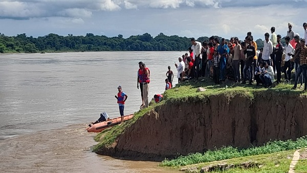 नदी में मछली पकड़ने गए दो युवक बाढ़ में फसें, चट्टान सेबची जान नदी में मछली पकड़ने गए दो युवक बाढ़ में फसें, चट्टान सेबची जान