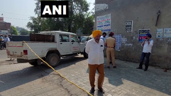 पाकिस्तान सीमा से असॉल्ट राइफलों सहित हथियार जब्त किए 