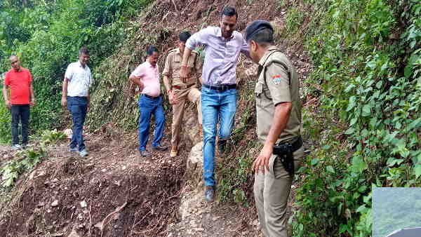 7 किमी पैदल दूर आपदाग्रस्त गांव पहुंचे डीएम, एसएसपी 