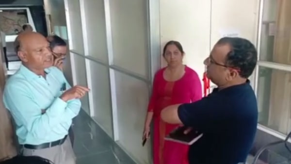 आरोपी हॉस्पिटल संचालक की पत्नी से नोक-झौंक 