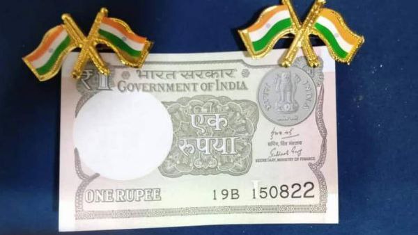 15 अगस्त की तारीख वाले कई नोटों का संग्रह 15 अगस्त की तारीख वाले कई नोटों का संग्रह