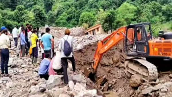 दोनों भाई ने पौकलेंड मशीन संभाली और रेस्क्यू शुरू कर दिया दोनों भाई ने पौकलेंड मशीन संभाली और रेस्क्यू शुरू कर दिया