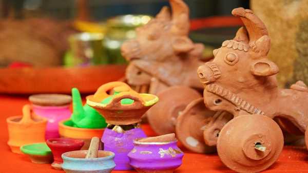 मिट्टी के बैलों व बच्चों के खिलौनो का महत्व मिट्टी के बैलों व बच्चों के खिलौनो का महत्व