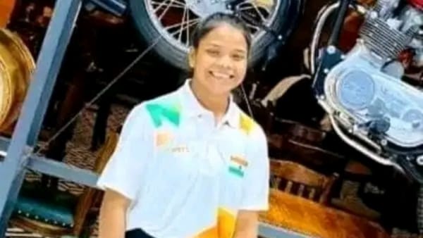 स्वागत में फूलों की वर्षा