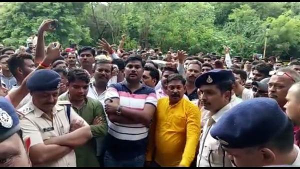 प्रीतम सिंह लोधी पर कार्रवाई की मांग करते हुए ब्राह्मण समाज ने किया था प्रदर्शन