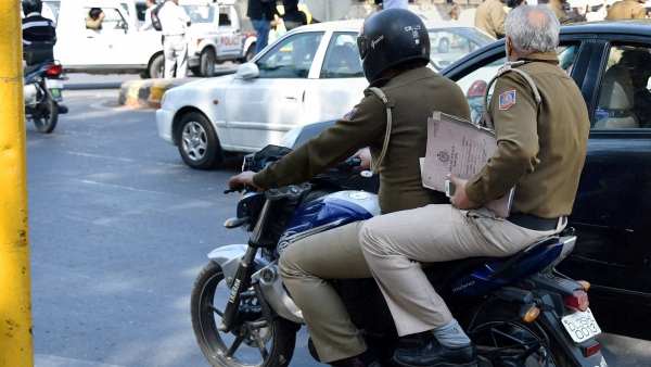 Pillion Rider के अलावा पुलिस की सख्ती