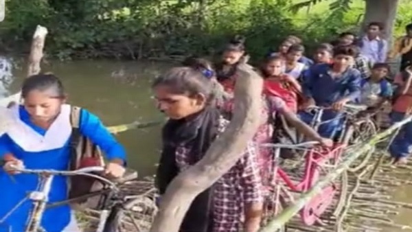 दशकों से बारिश में करीब 25 फीट चौड़ा नाला ग्रामीणों का रास्ता बंद कर देता है