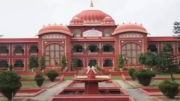 पति कर रहा था स्कूल का संचालन