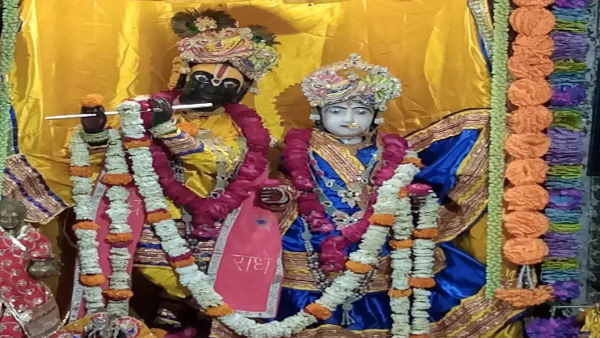 शिव राधा के रूप में और पार्वती कृष्ण भगवान के रूप में विराजमान शिव राधा के रूप में और पार्वती कृष्ण भगवान के रूप में विराजमान