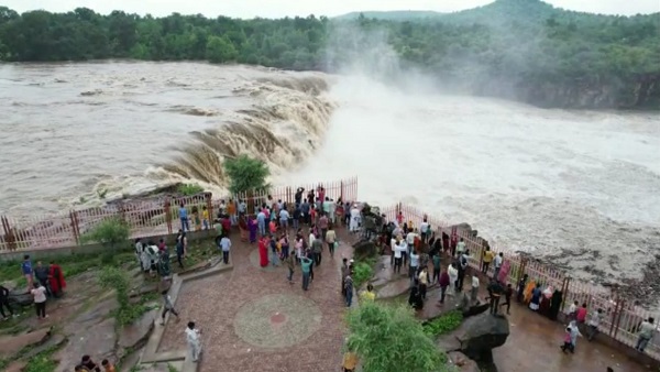 सागरः चिंगाड़ रही बीना नदी, राहतगढ़ वाटरफाॅल पूरे शबाव पर आया