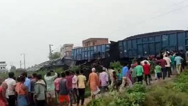 हादसे के बाद भी कुछ बॉगी लेकर बढ़ रही थी इंजन