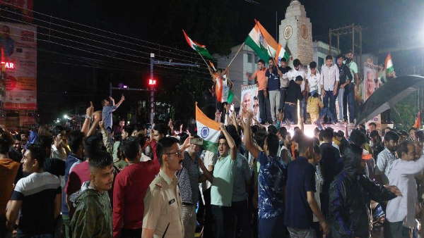 हाथ में तिरंगा लिए पूरे शहर से पहुंचे युवा 