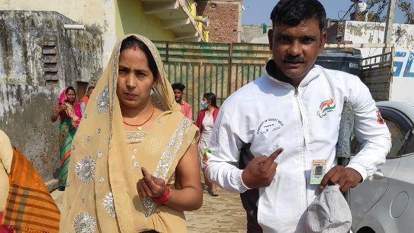 गाजियाबाद की सड़कों पर दूध बेचा