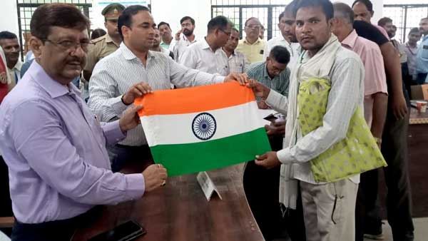 साहब! मेरे बेटे का एडमिशन करवा दीजिए