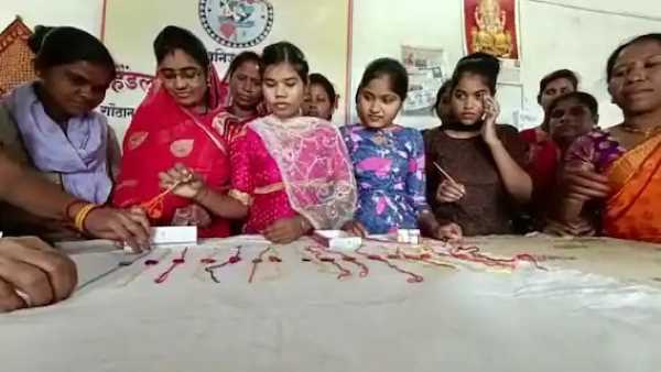 गौठान समूह की महिलाओं ने बनाई राखियां