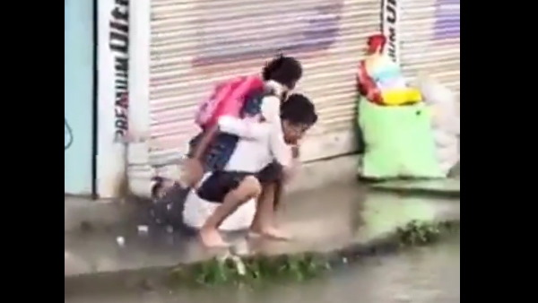 भाई ने बहन को पीठ पर बैठाकर पार कराया रास्ता भाई ने बहन को पीठ पर बैठाकर पार कराया रास्ता