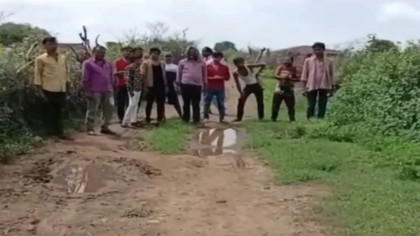 रानीखेरा गांव में सड़क और नदी पर पुल नहीं है