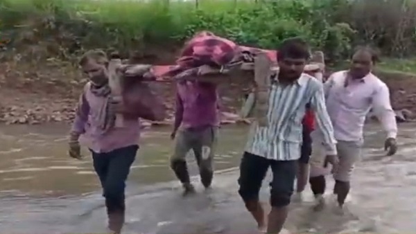 कंधों पर खाट उठाकर गांव के लोग मरीज को अस्पताल पहुंचाते हैं