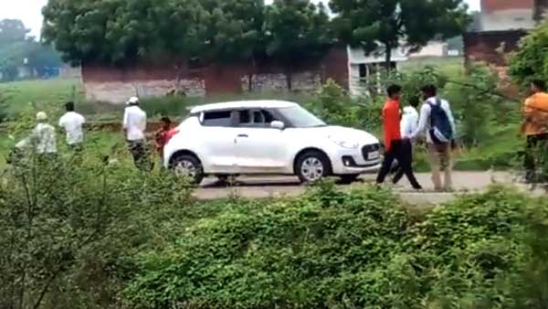 शिक्षक और चालक दोनों को दौड़ा-दौड़ा कर पीटे