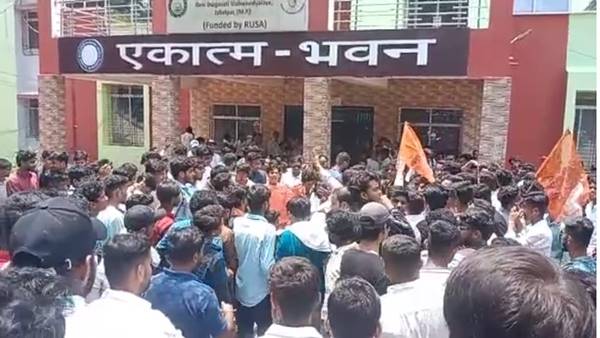 चलती बैठक में टूट पड़ी ABVP 