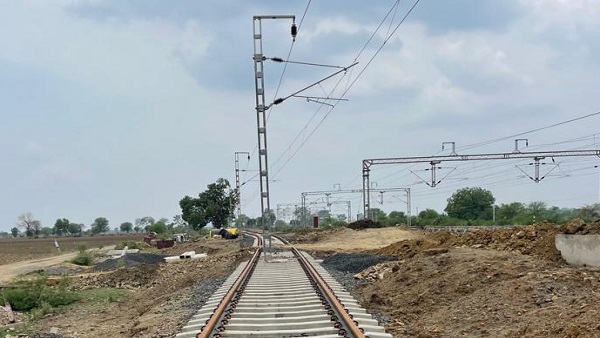 निर्माण विभाग ने ट्रैक बिछाया, बिजली ठेकेदार ने उसके बीच खम्बा लगा दिया