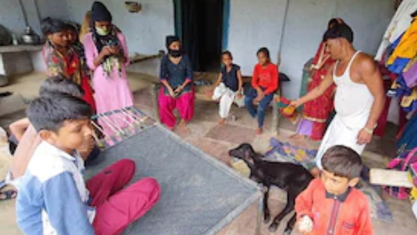  घर 50 से ज्‍यादा लोग पहुंच रहे 