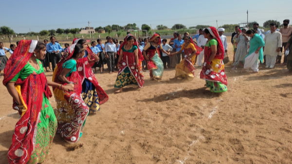घाघरा और ओढ़नी पहनकर परंपरागत ग्रामीण खेलों में भाग लिया घाघरा और ओढ़नी पहनकर परंपरागत ग्रामीण खेलों में भाग लिया