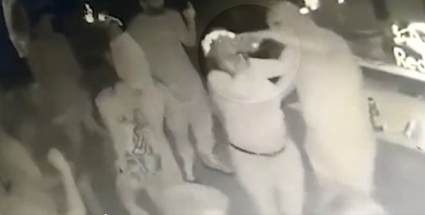 इसके बाद दोनों दो घंटे तक वॉशरूम के अंदर रहे