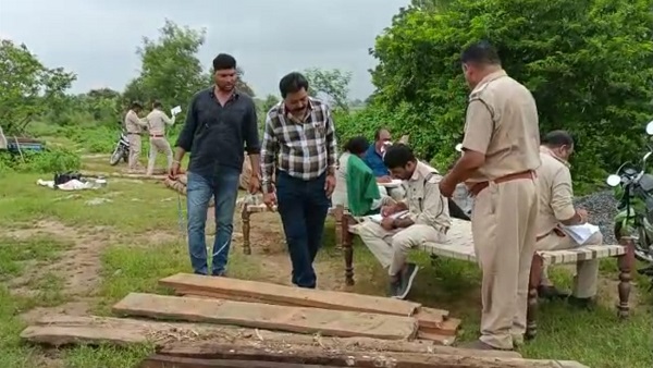 रात में नदी किनारे लकड़ी बांधकर भाग गए तस्कर