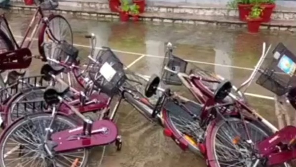 स्कूल से कई किलोमीटर दूर भीगते, घसीटते घर तक पहुंची साइकिलें स्कूल से कई किलोमीटर दूर भीगते, घसीटते घर तक पहुंची साइकिलें