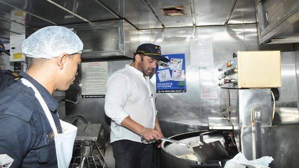 सलमान खान ने सेंकी रोटियां
