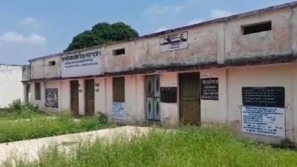चुनाव के बाद से नहीं खुला स्कूल