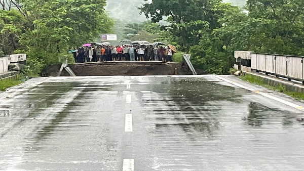 रायपुर से जौलीग्रांट जाने के रास्ते पर बना सौंग नदी का पुल टूट गया