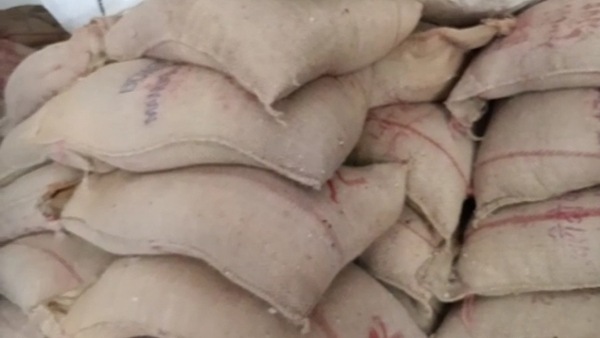 बार-बार सेल्समैन दे रहा है एक ही जवाब