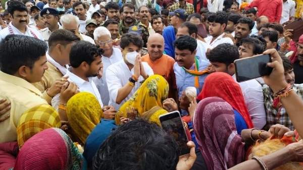 सिंधिया के सामने हाथ जोड़ने लगे ग्रामीण