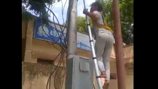 इस बात से गुस्साए लाइनमैन ने काटी थाने की लाइट इस बात से गुस्साए लाइनमैन ने काटी थाने की लाइट