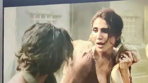 बच्चे की जगह हाथ में थमा दिया कपड़ा