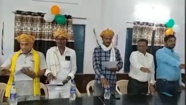 पत्नियों की जगह पतियों ने ग्रहण की शपथ