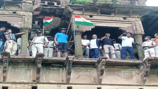 डीआईजी साइकल रैली लेकर ऐतिहासिक स्थल पहुंचे, तिरंगा फहराया डीआईजी साइकल रैली लेकर ऐतिहासिक स्थल पहुंचे, तिरंगा फहराया