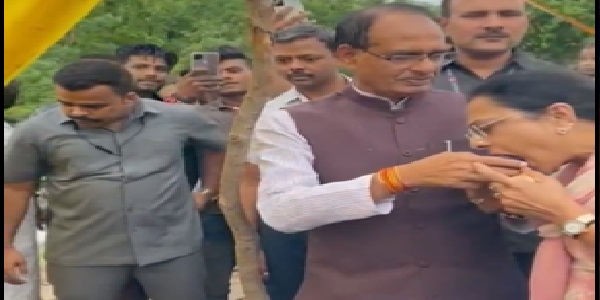 पत्नी और बेटे साथ थे मौजूद