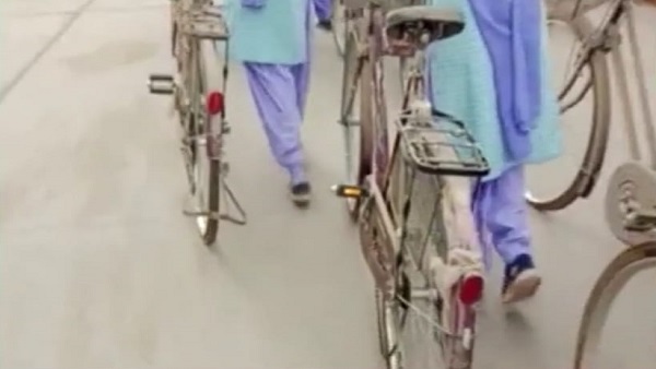 साइकिल ऐसी मिली कि पैडल मारना तक संभव नहीं था साइकिल ऐसी मिली कि पैडल मारना तक संभव नहीं था