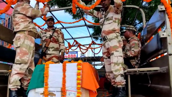 अंतिम संस्कार उनके घर से करीब डेढ़ किलोमीटर दूर मैदान में किया गया