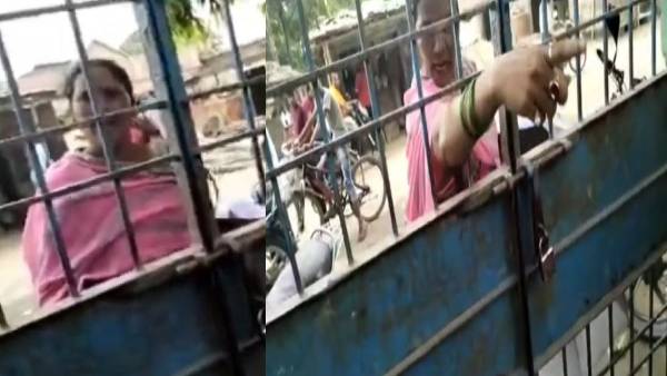 गेट पर ताला देख आग बबूला हुई शिक्षिका