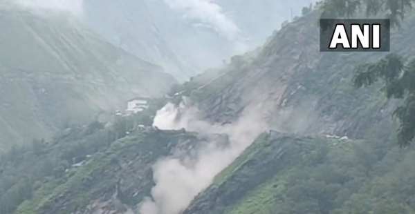 पहाड़ का मलबा सड़क पर आया